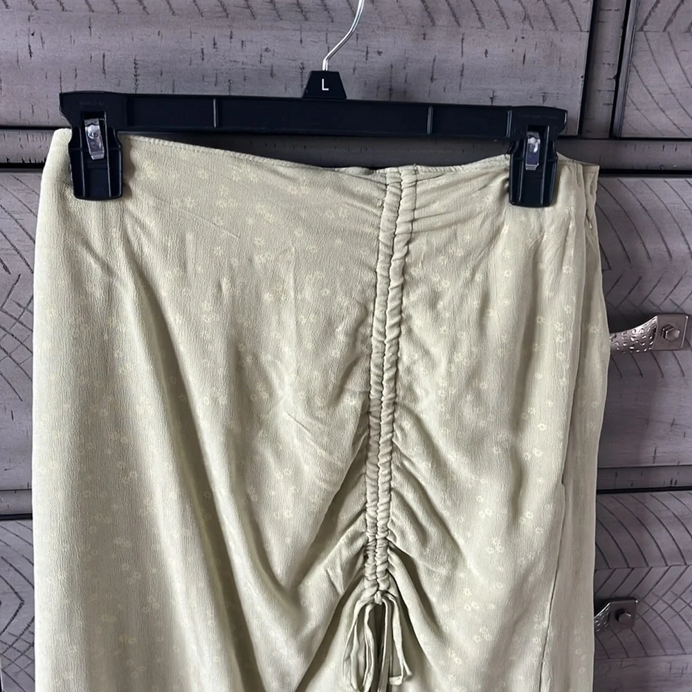 Pretty light green skirt American Eagle - Picture 2 of 6